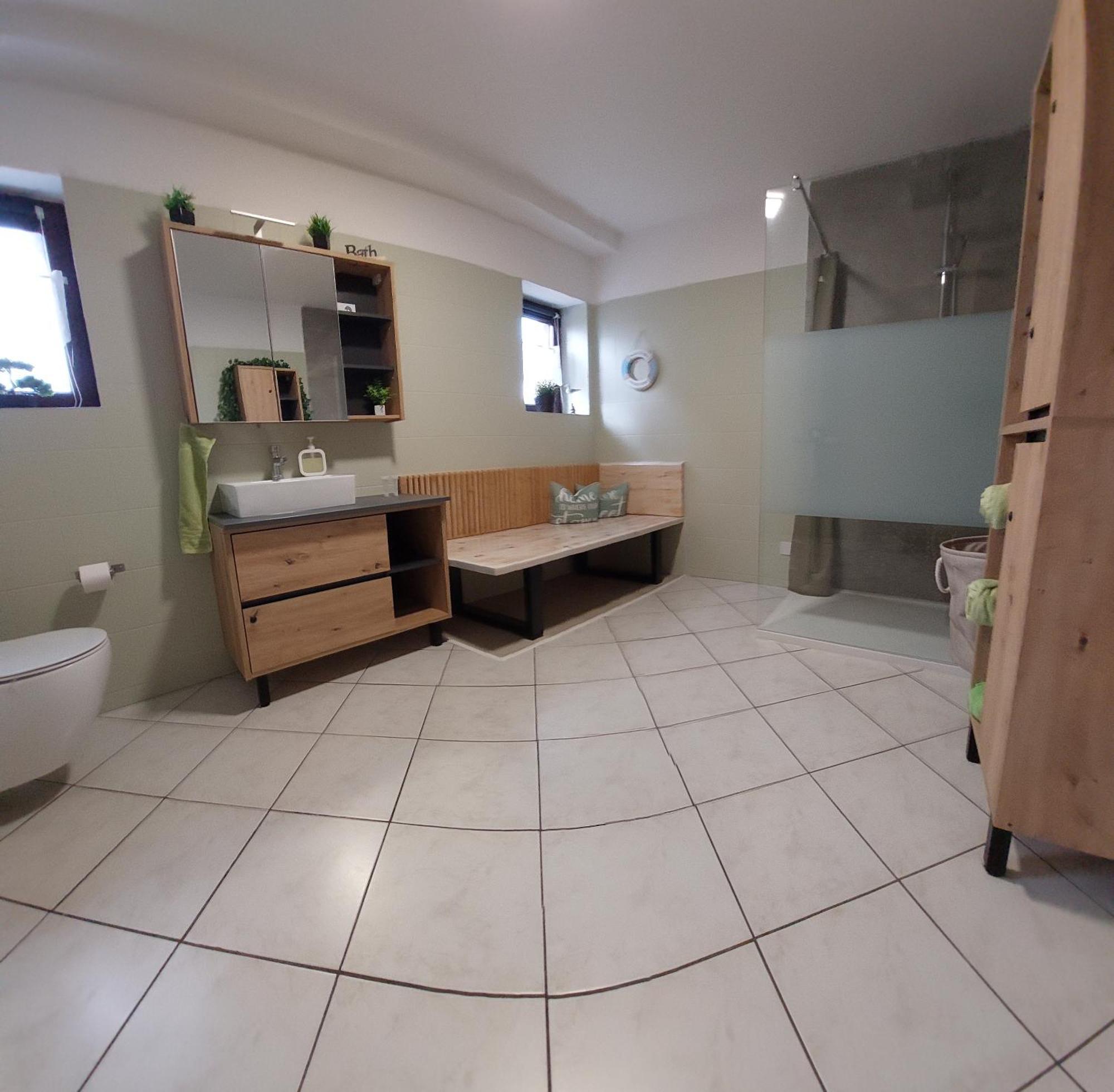 Ganze Ferienwohnung 5 Km Von Erfurt, Mit Kaffeevollautomat, Tv, Wlan, Boxspringbett, Schlafsofa Und Einkaufsmoeglichkeiten, Sehr Gute Anbindung Zur A71 Und A4, Kostenloser Oeff Parkplatz Fuer Pkw Und Transporter Elxleben Ngoại thất bức ảnh